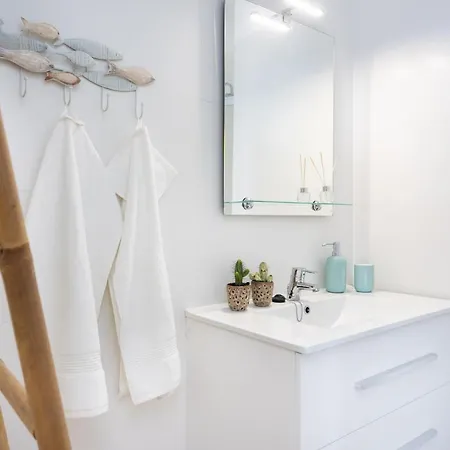 Home2book Beachfront Design&views Cristianos דירה *